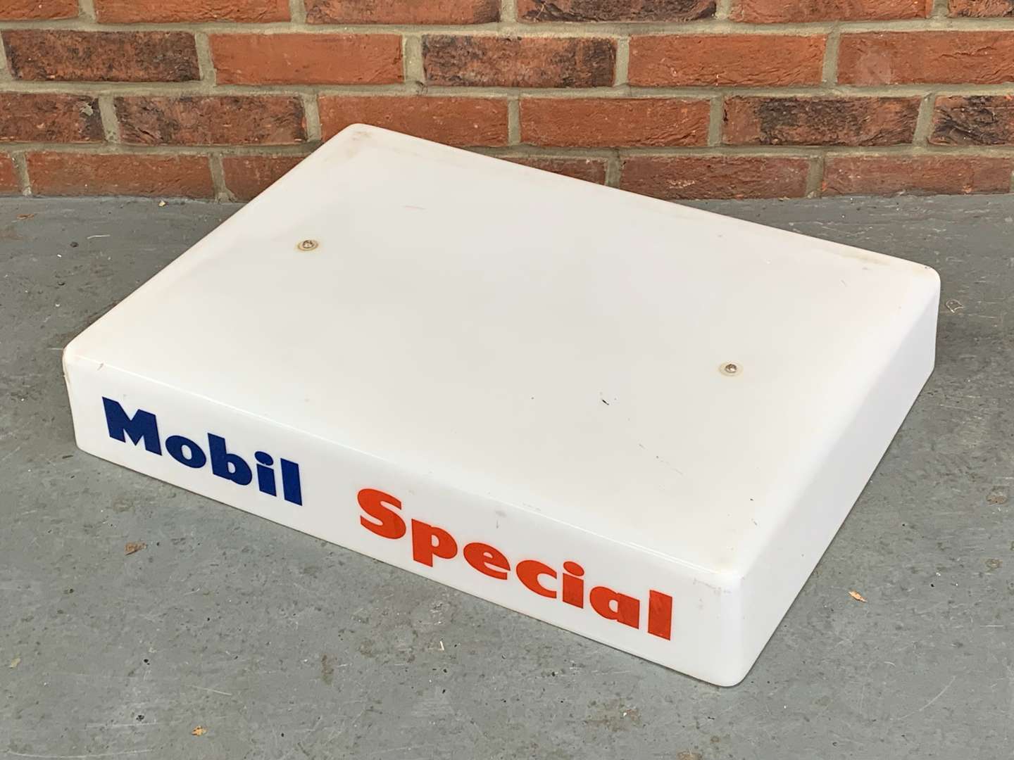 <p>Mobil Special Plastic Petrol Pump Top a/f</p>