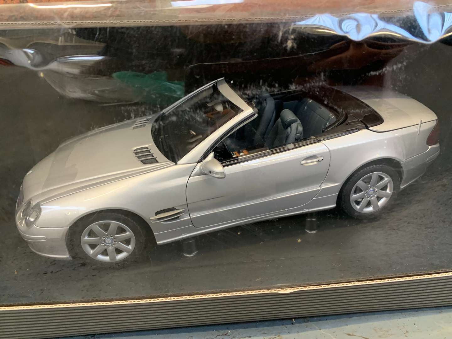 <p>Mercedes Benz 1;18 Scale Boxed SL Car</p>