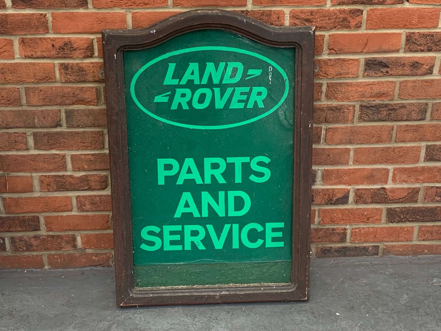 <p>Land Rover Parts and Service Made Sign</p>