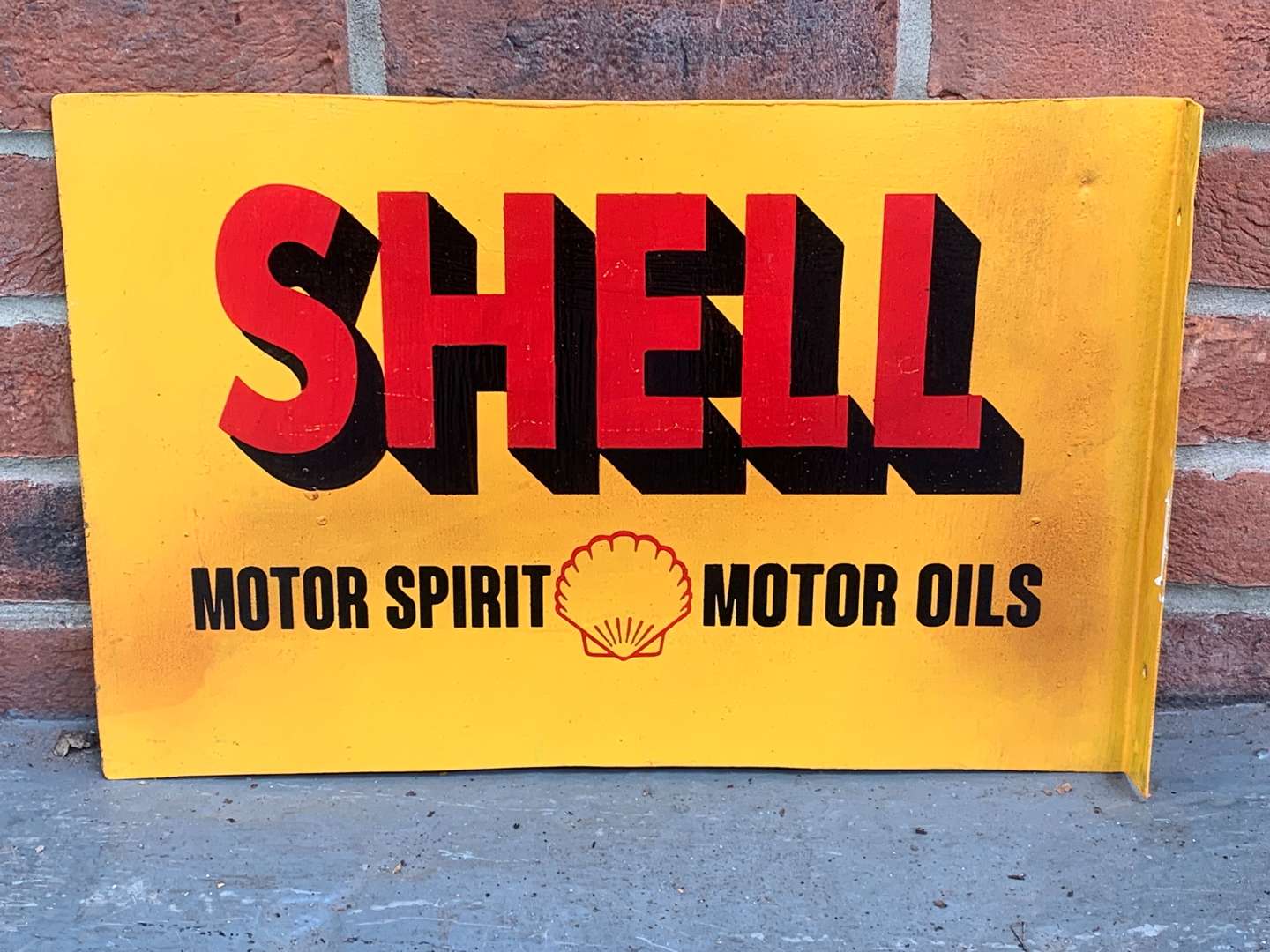 <p>Shell Metal Made Painted Flange Sign</p>