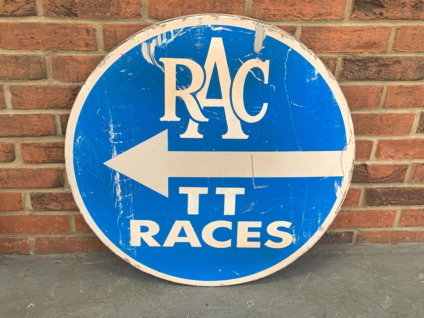 <p>RAC TT Races Circular Sign</p>