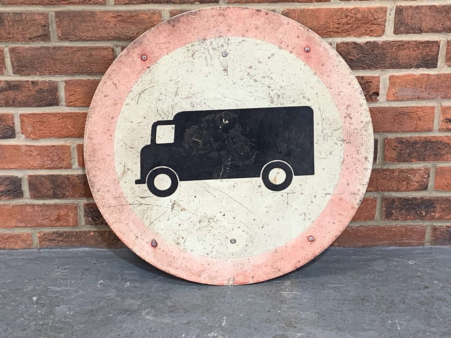 <p>Circular Lorry Road Sign</p>