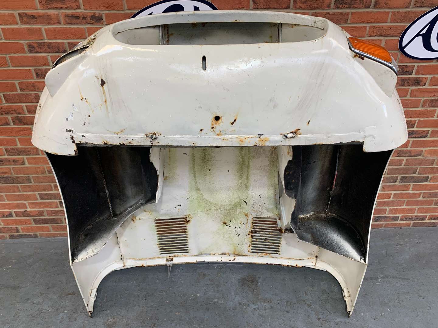 <p>Steel E-Type Bonnet&nbsp;</p>