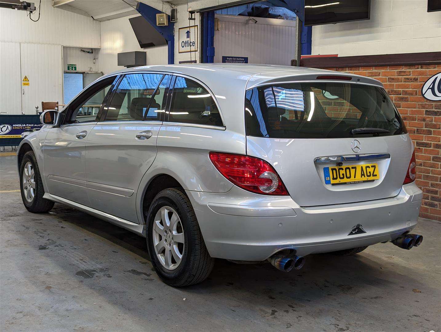 <p>2007 MERCEDES R350 L SE AUTO</p>