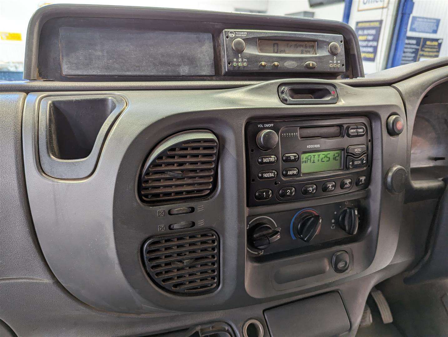 <p>2003 FORD TRANSIT</p>