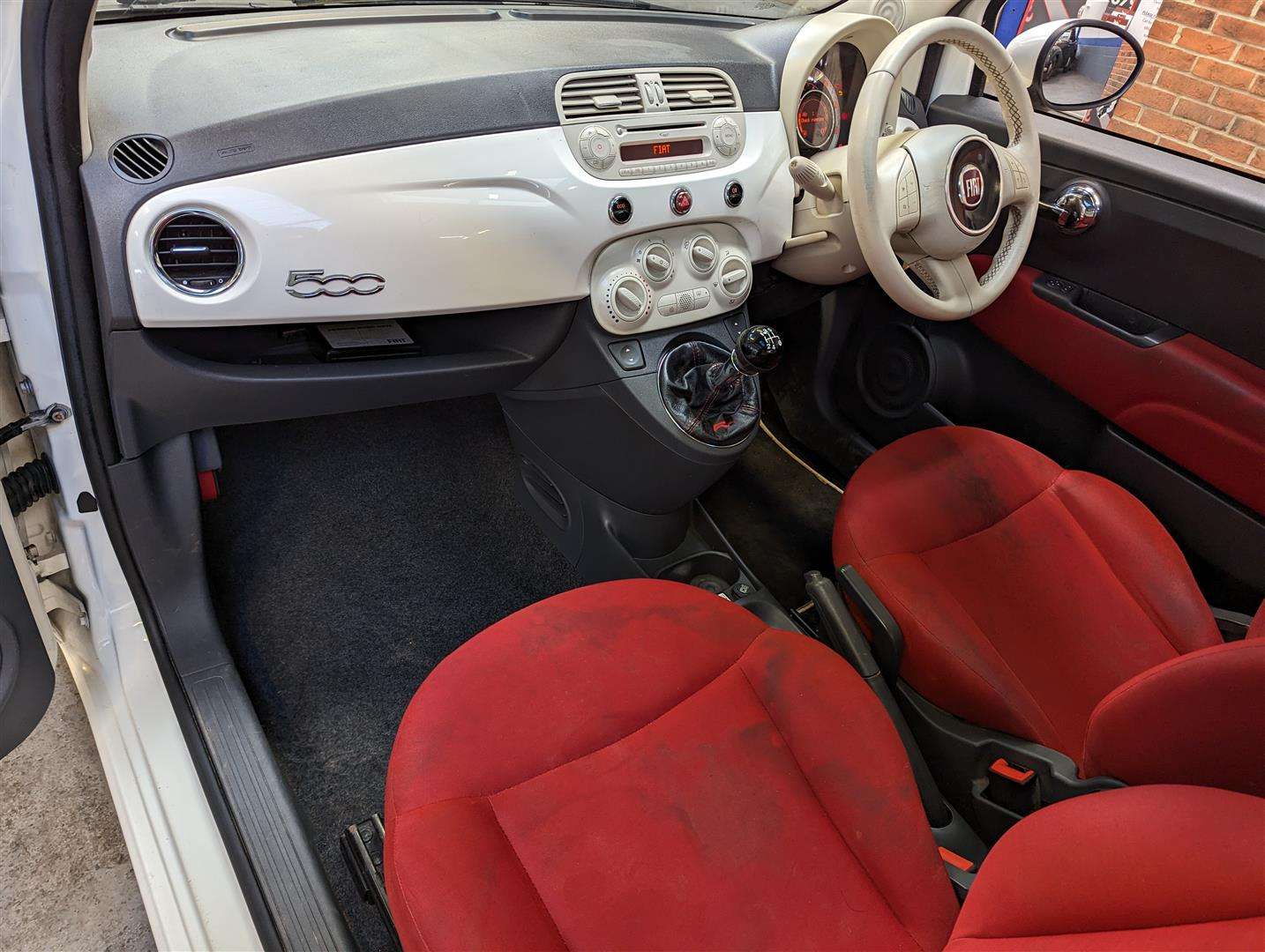 <p>2011 FIAT 500 LOUNGE</p>