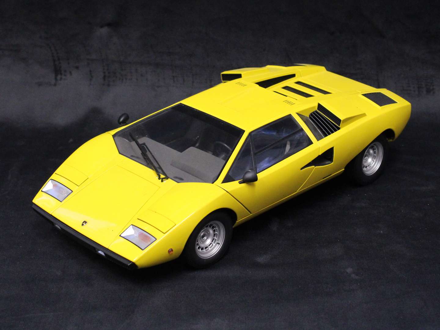 <p>Kyosho Lamborghini Countach LP400 model</p>