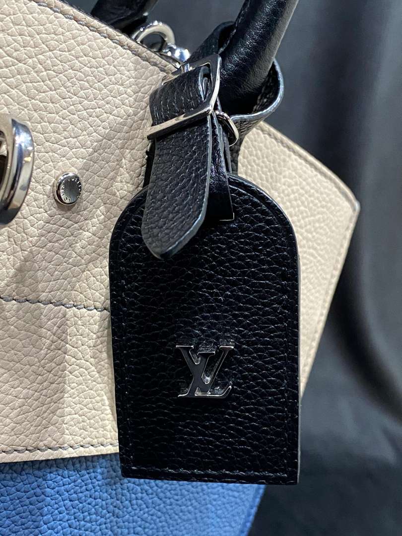 <p>Louis Vuitton City Steamer handbag</p>