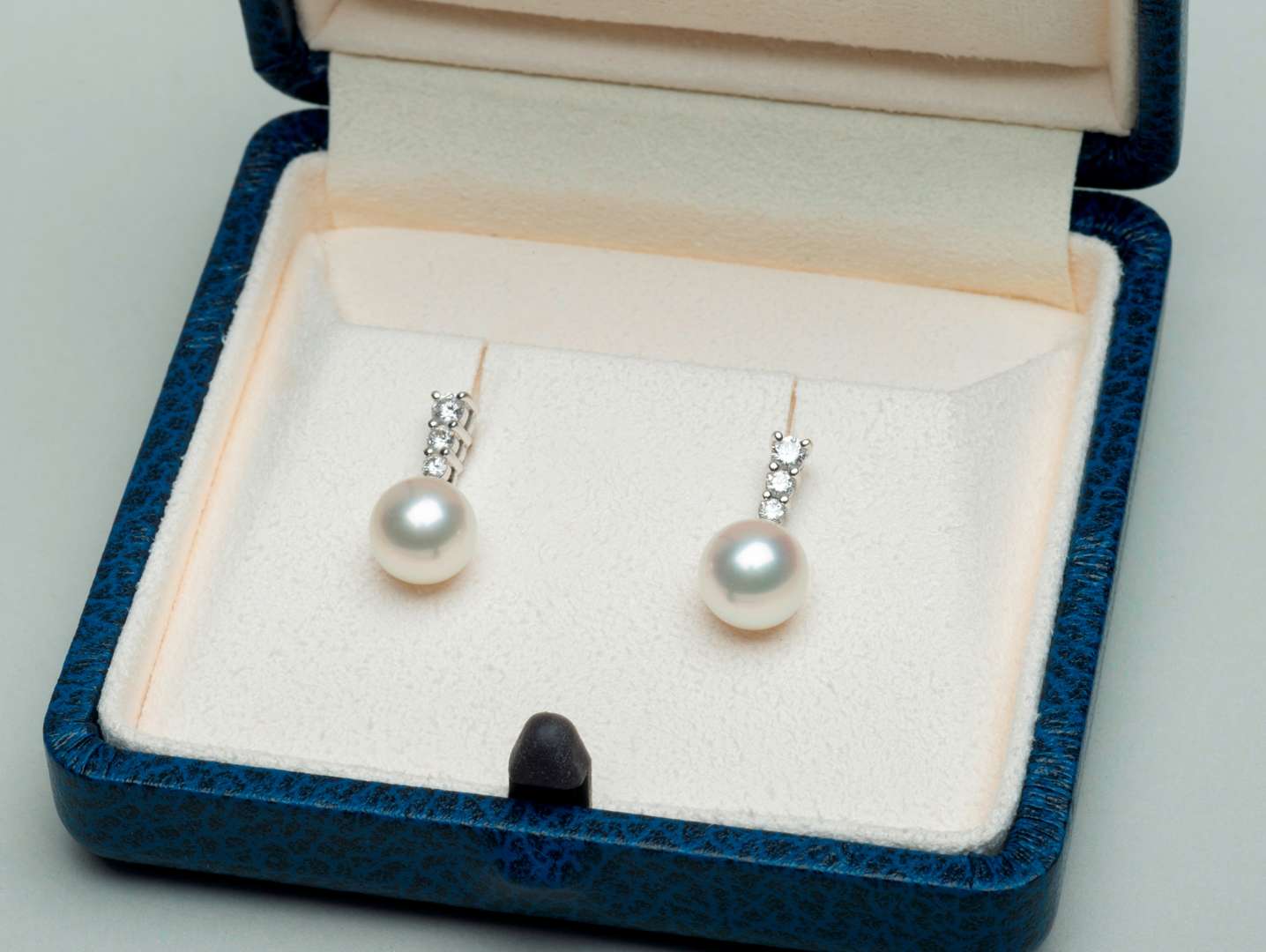 <p>Mikimoto pearl & diamond drop earrings</p>