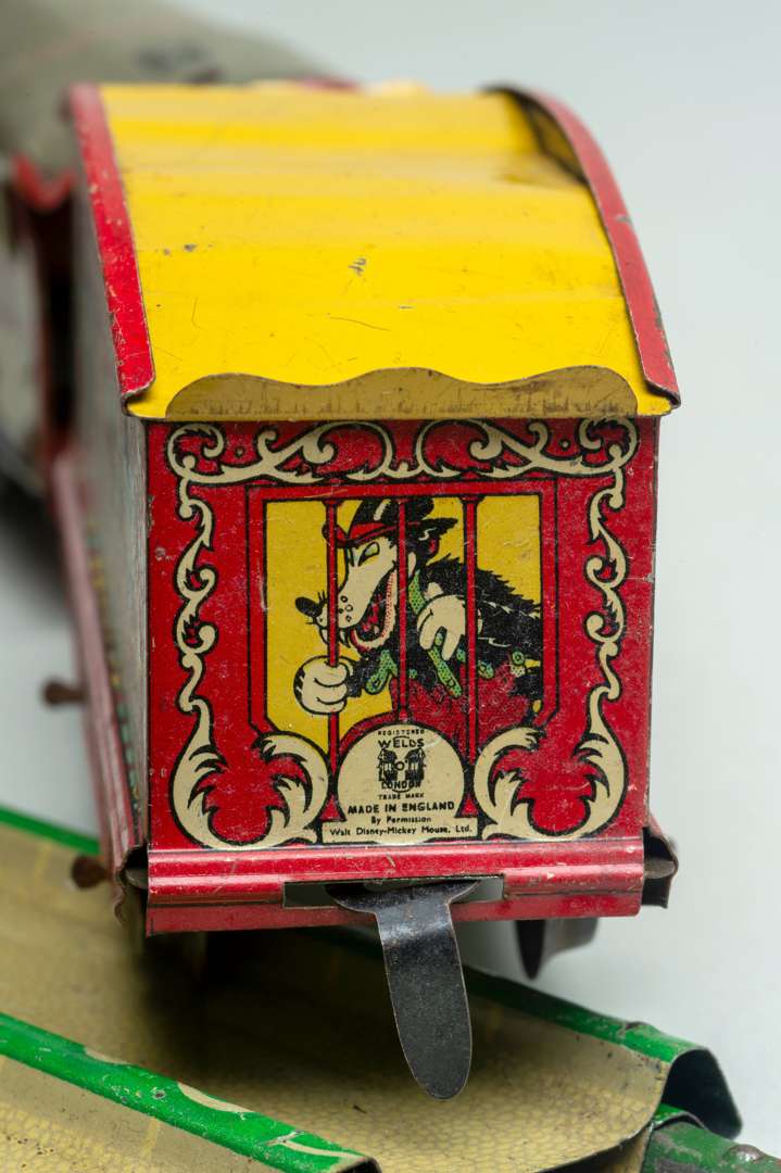 <p>1935 Mickey Mouse Circus Train English Set by Wells O' London</p>