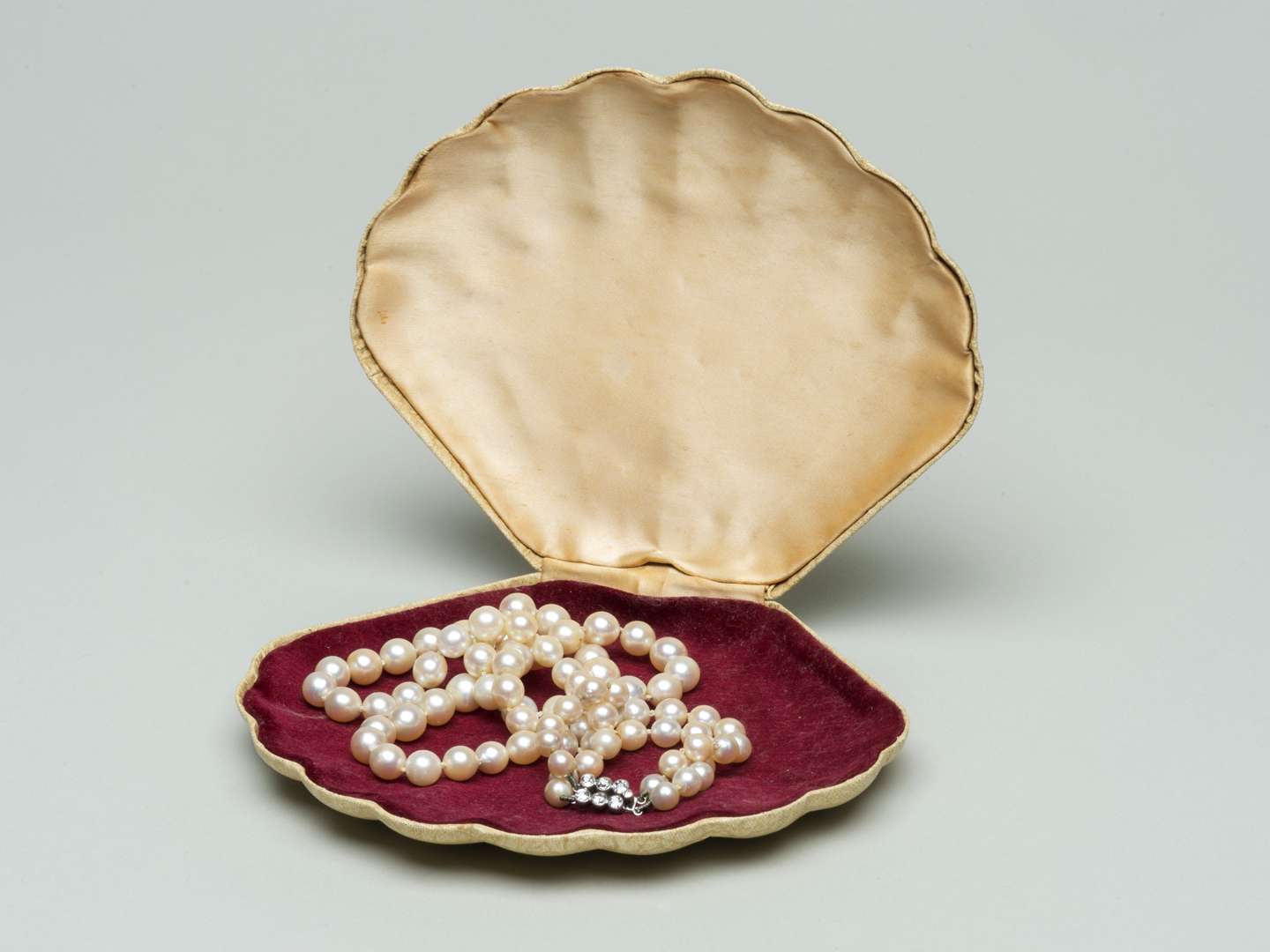 <p>Pearl necklace with clamshell case</p>