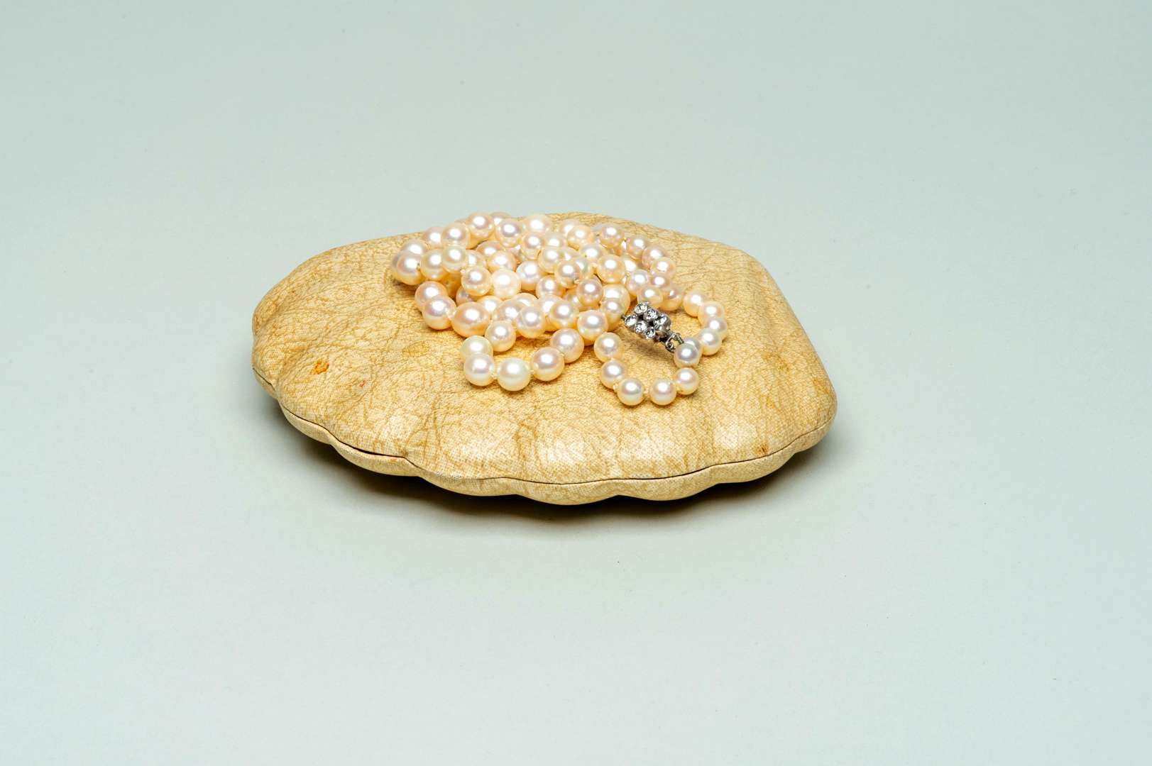 <p>Pearl necklace with clamshell case</p>