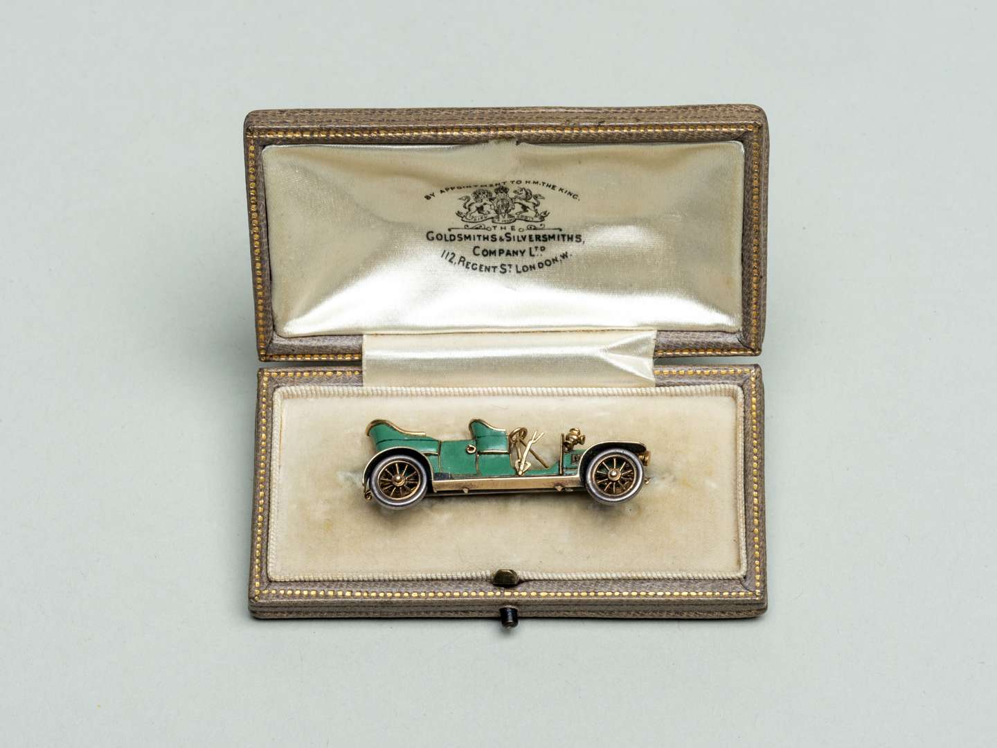 <p>Rolls Royce Silver Ghost landaulette brooch</p>