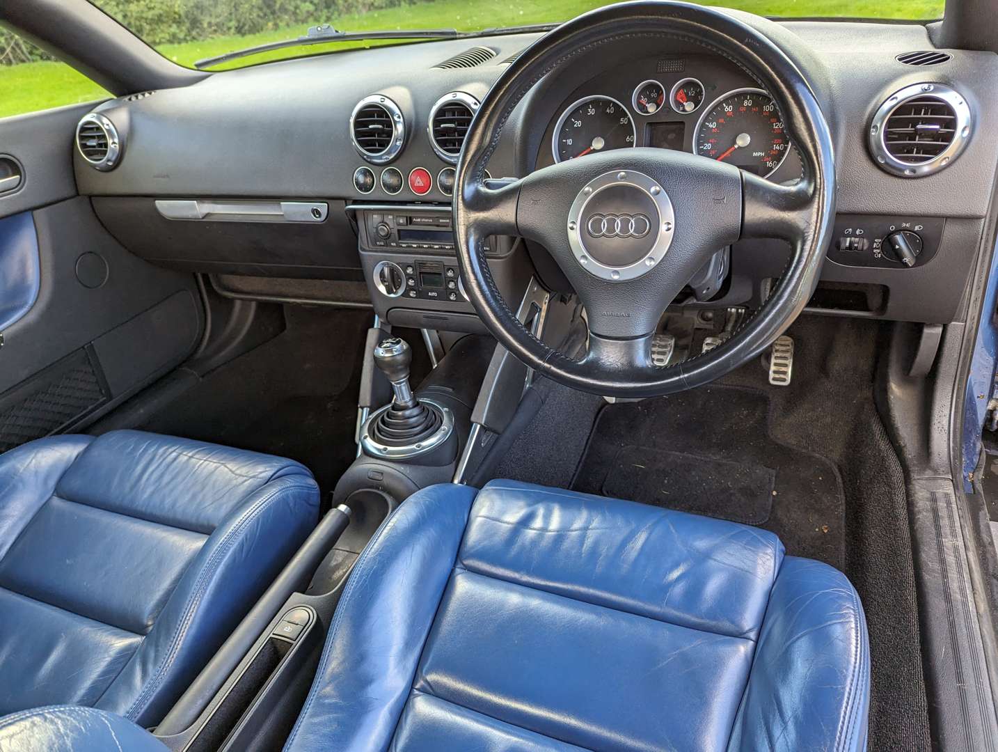 <p>2004 AUDI TT&nbsp;</p>