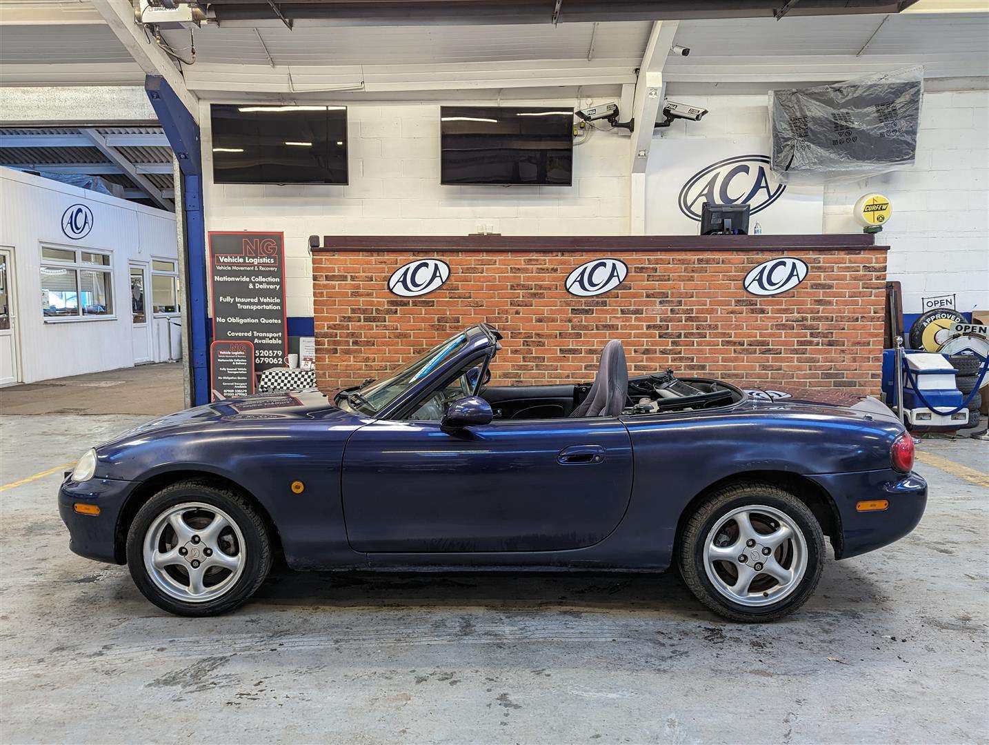 <p>2004 MAZDA MX-5</p>