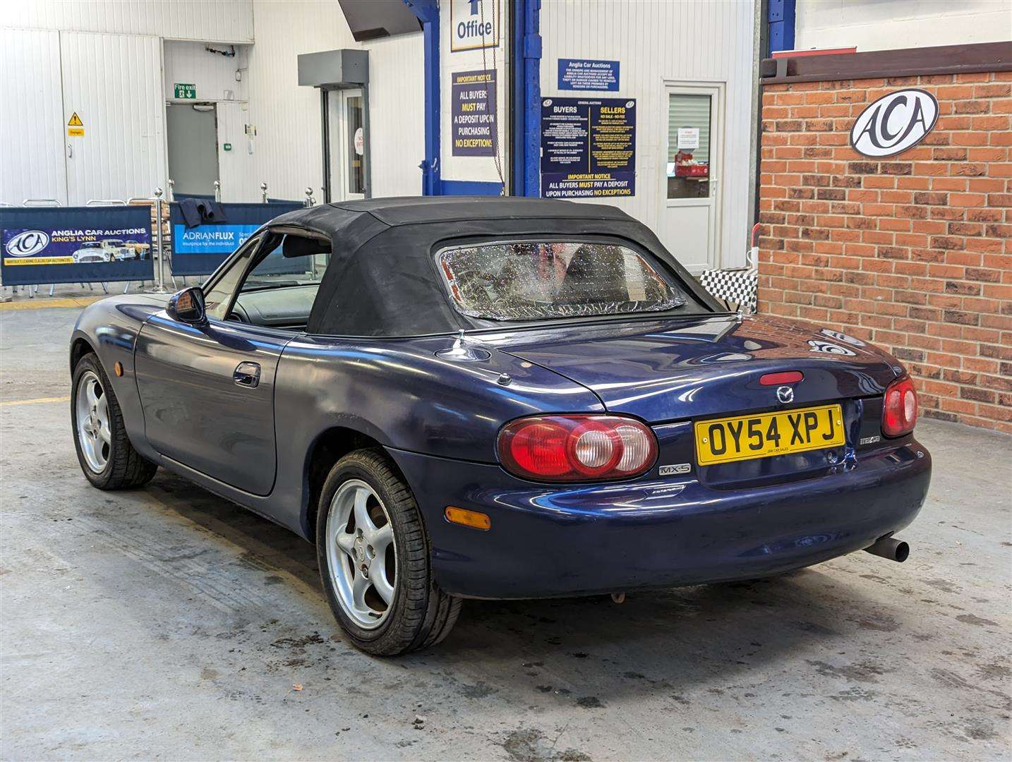 <p>2004 MAZDA MX-5</p>