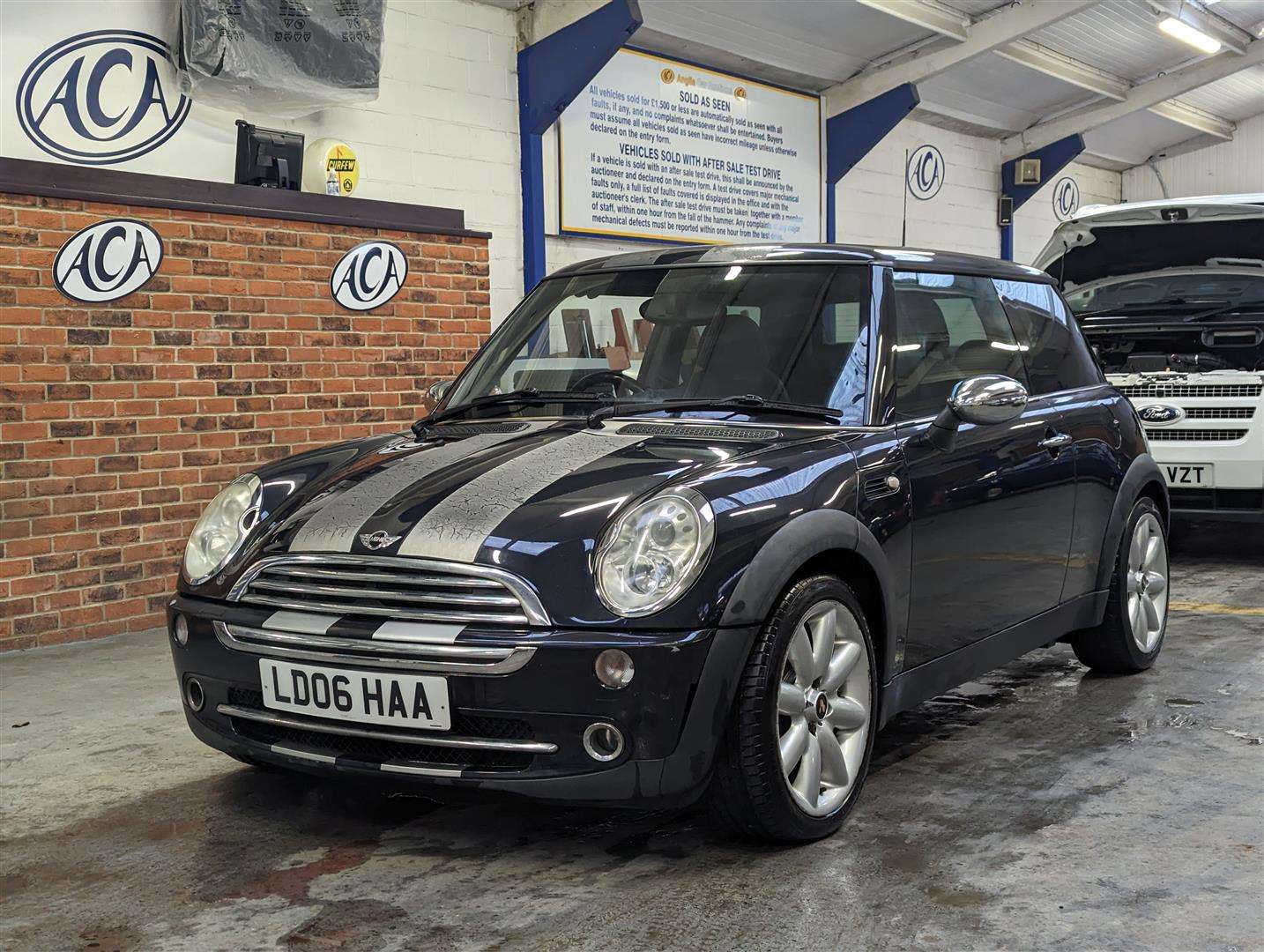 <p>2006 MINI MINI COOPER CVT</p>