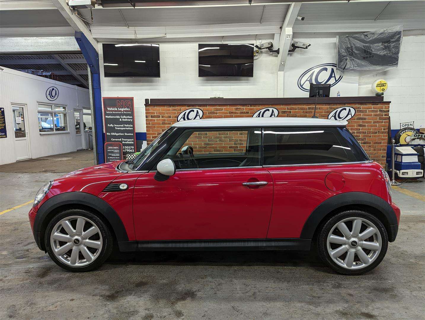 <p>2009 MINI COOPER</p>