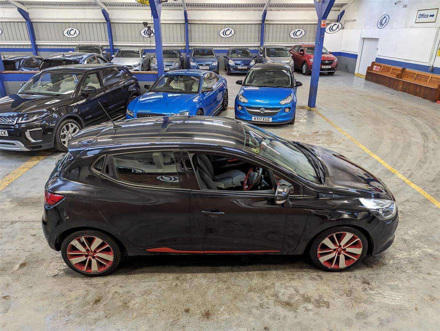 <p>2013 RENAULT CLIO D-QUE S M-NAV NRG DC</p>