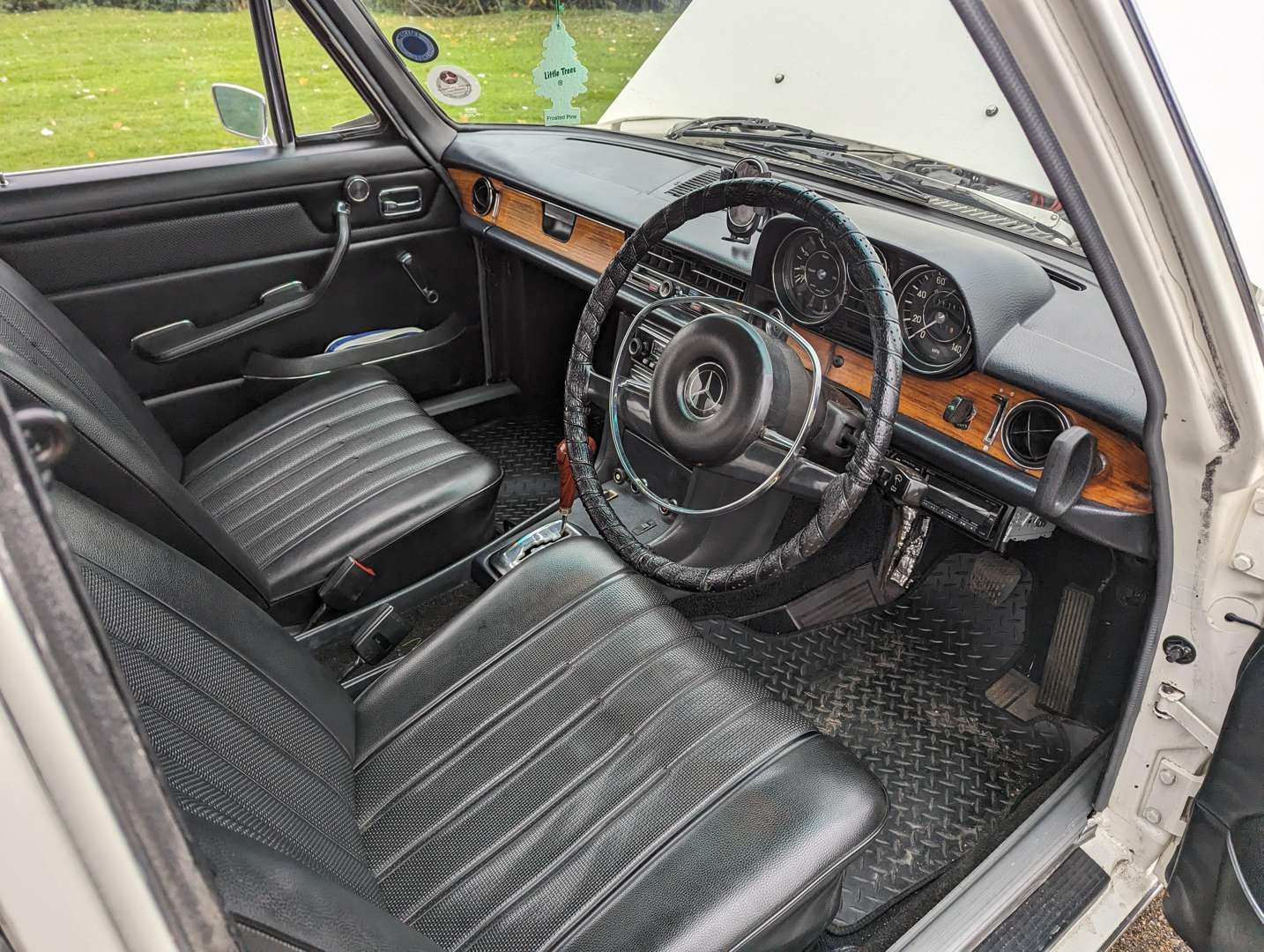 <p>1973 MERCEDES W114 250 AUTO SALOON</p>