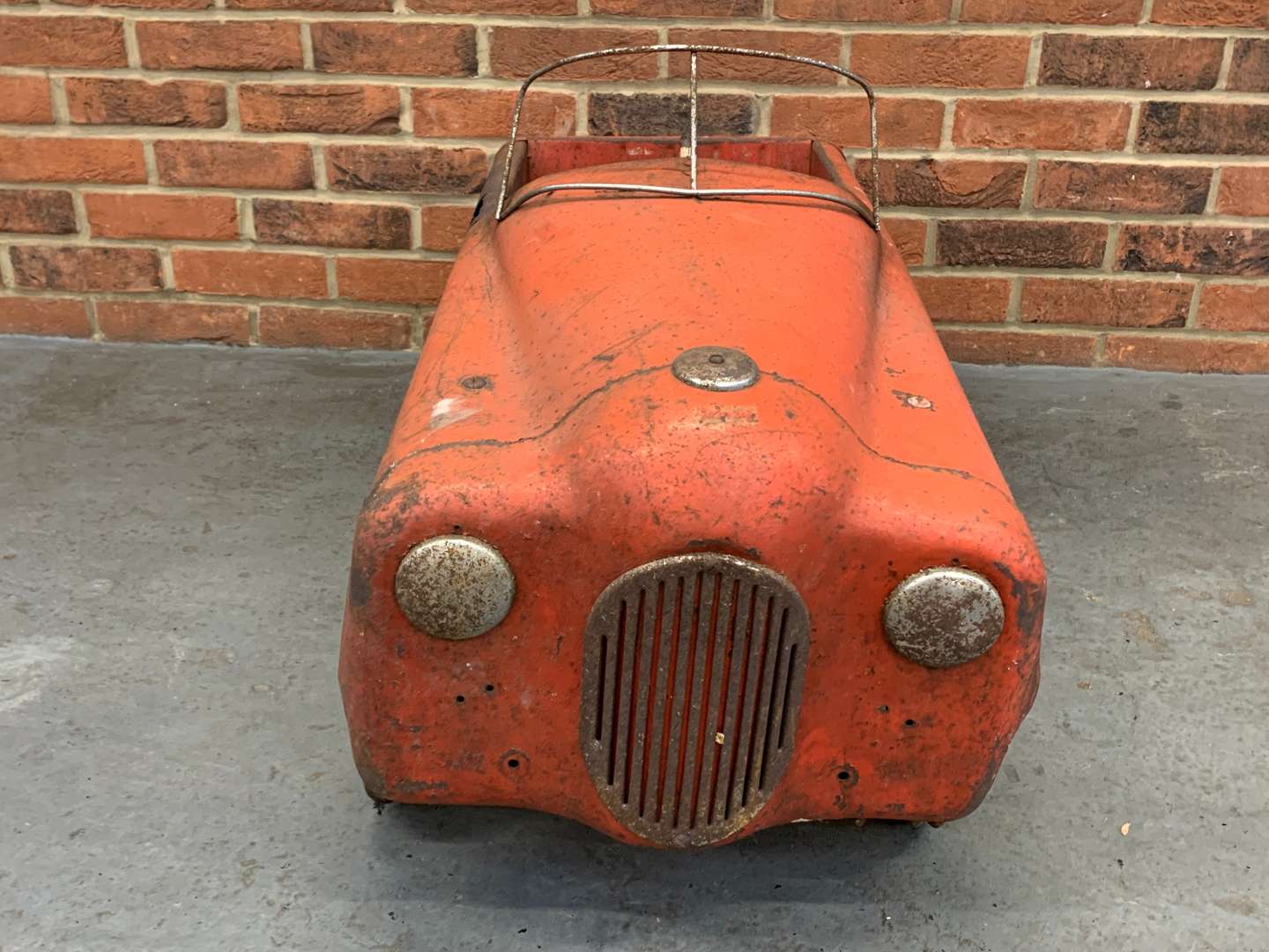 <p>Tri-ang Meteor Tin Plate Child's Pedal Car</p>