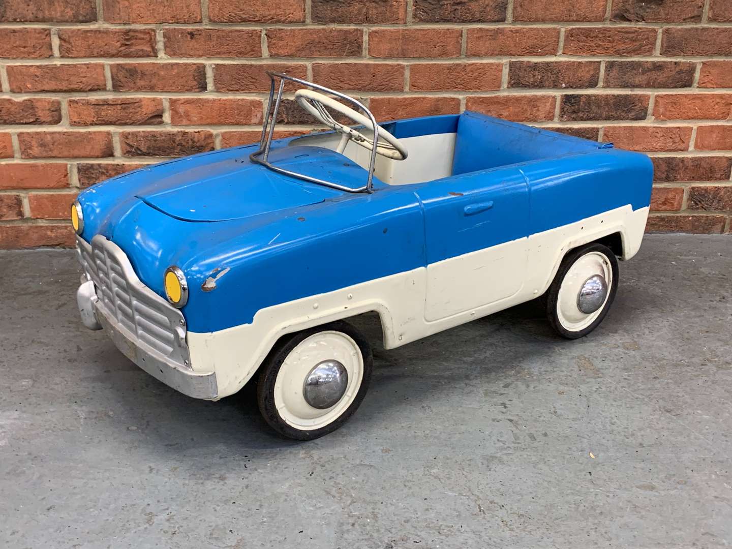 <p>Mk1 Zephyr Tin Plate Child's Pedal Car</p>
