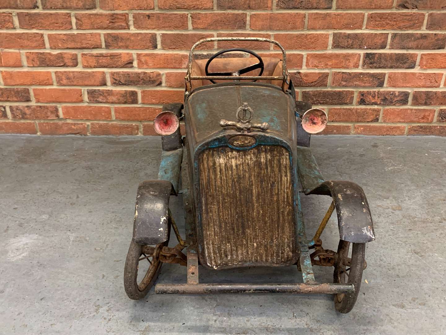 <p>Vintage Style Tin Plate Child's Pedal Car</p>