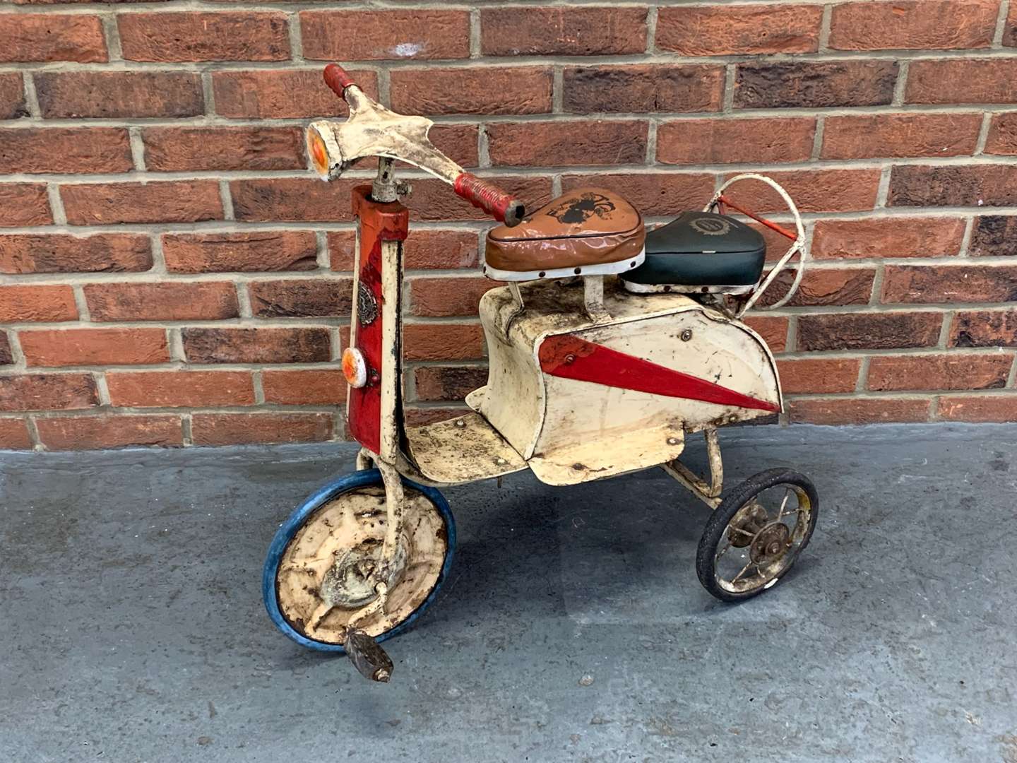 <p>Brights Lambretta Child's Pedal Scooter</p>