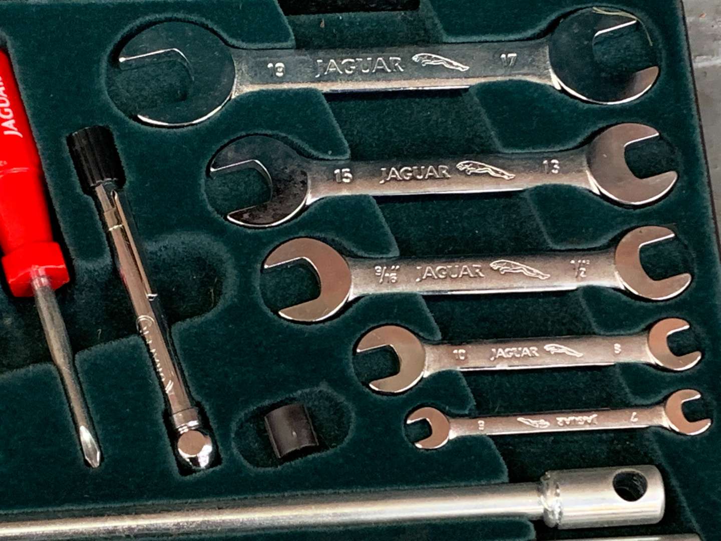 <p>Cased Jaguar Tool Kit</p>