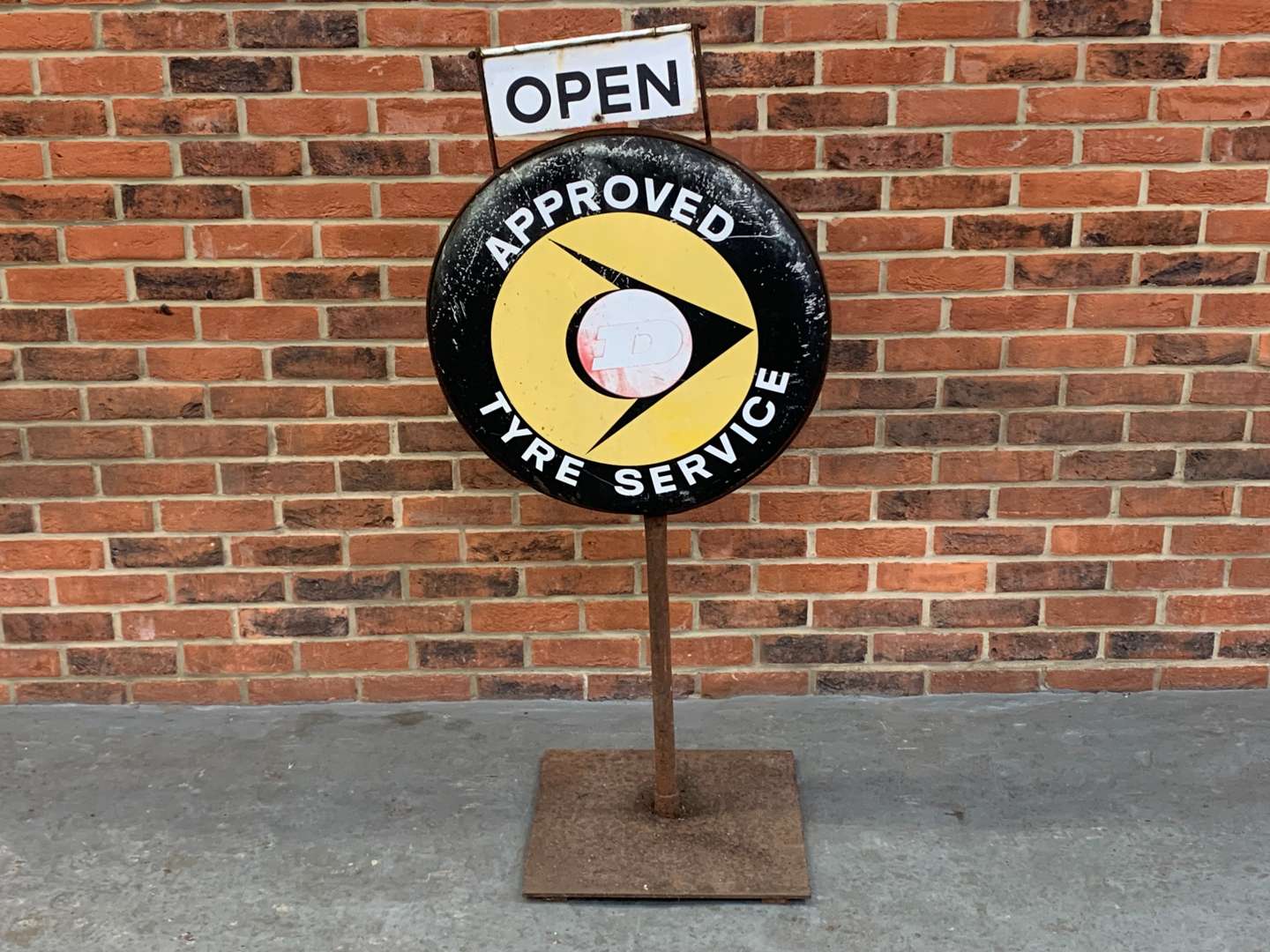 <p>Dunlop Approved Tyre's and Service Forecourt Sign</p>