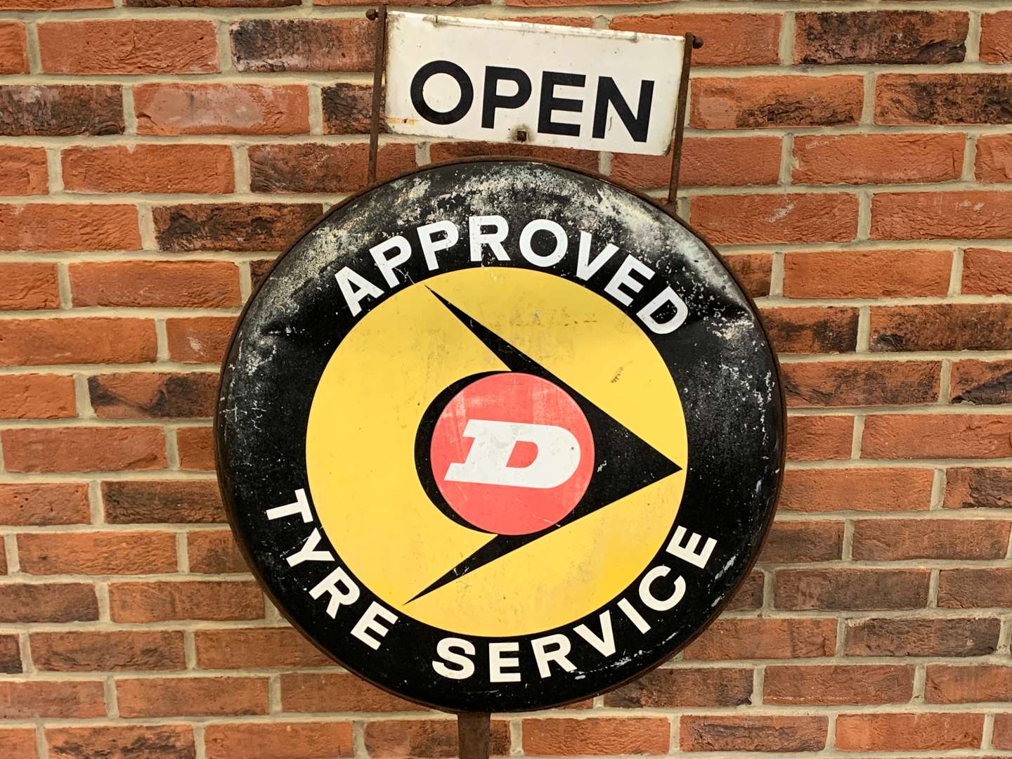 <p>Dunlop Approved Tyre's and Service Forecourt Sign</p>