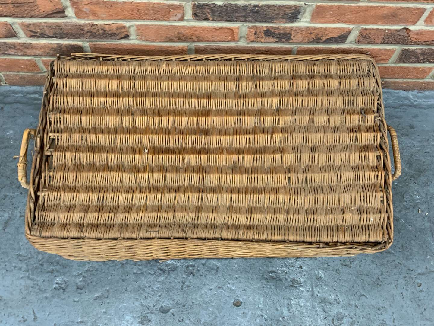 <p>Rare 1920's Coracle Wicker Picnic Hamper</p>