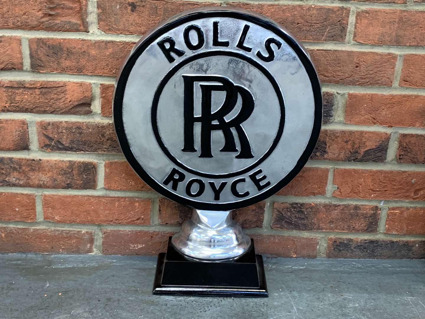 <p>Rolls Royce Cast Aluminium Display</p>