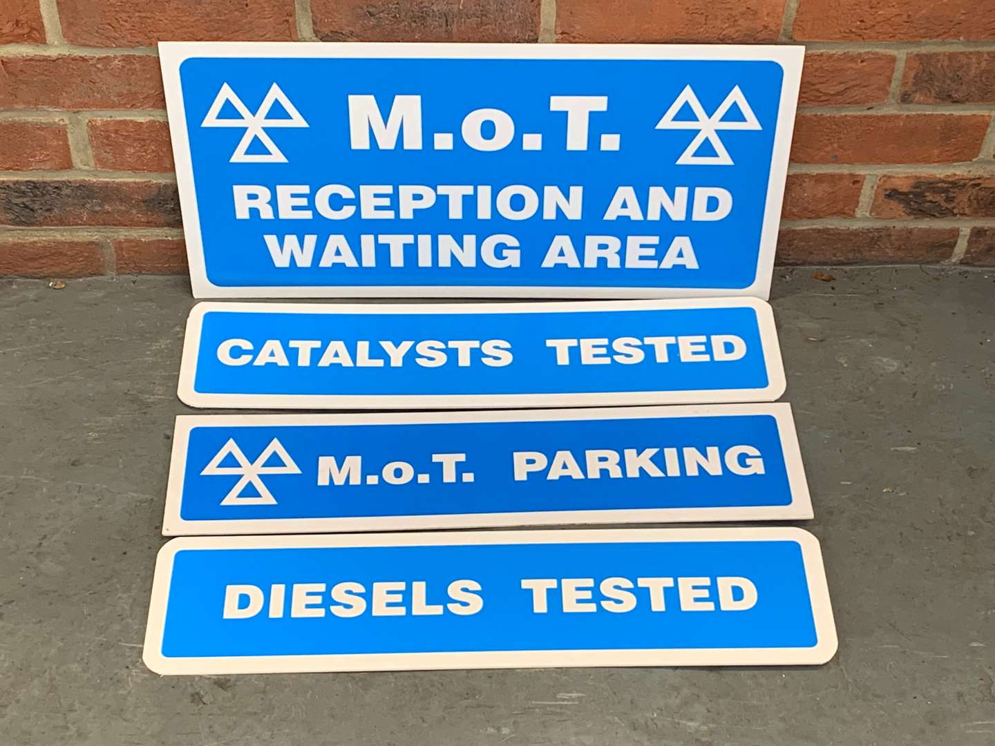 <p>Four Plastic MOT Signs</p>