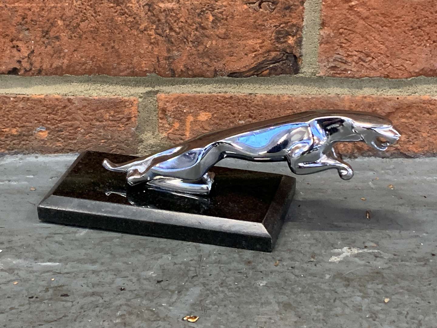 <p>Jaguar Cast Aluminium Car Mascot</p>
