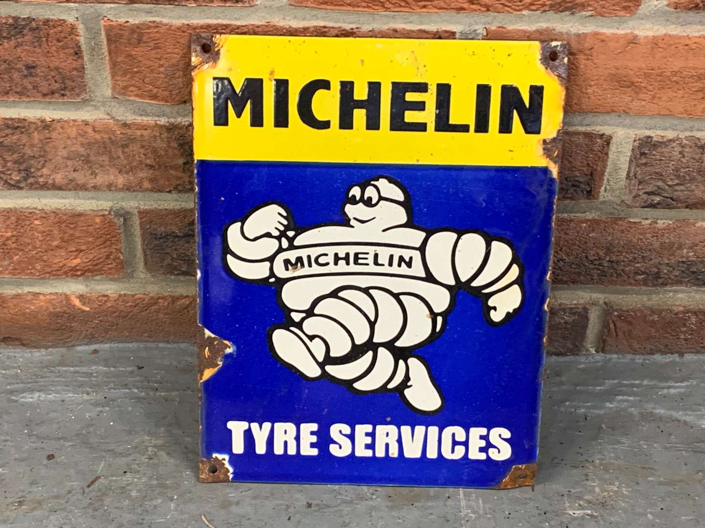 <p>Michelin Tyre Service Sign</p>