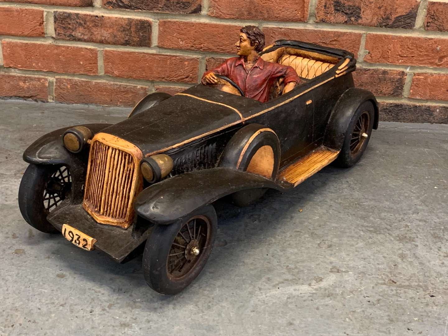 <p>Model of a Vintage Car</p>