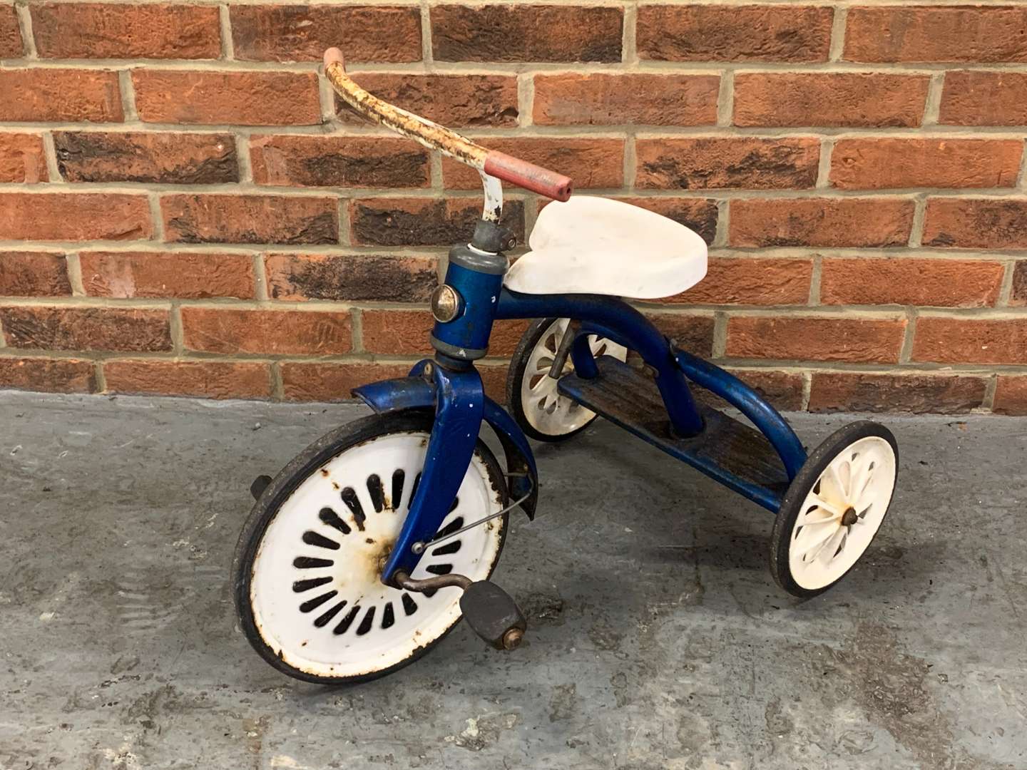 <p>Vintage Tin Plate Tricycle&nbsp;</p>