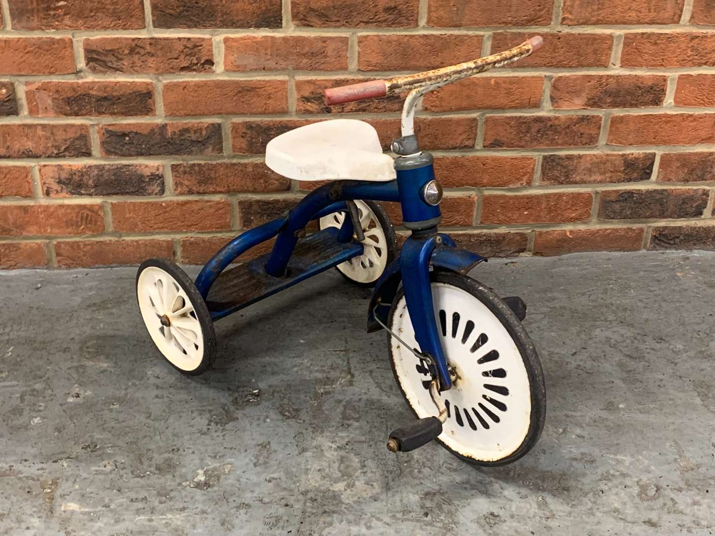 <p>Vintage Tin Plate Tricycle&nbsp;</p>