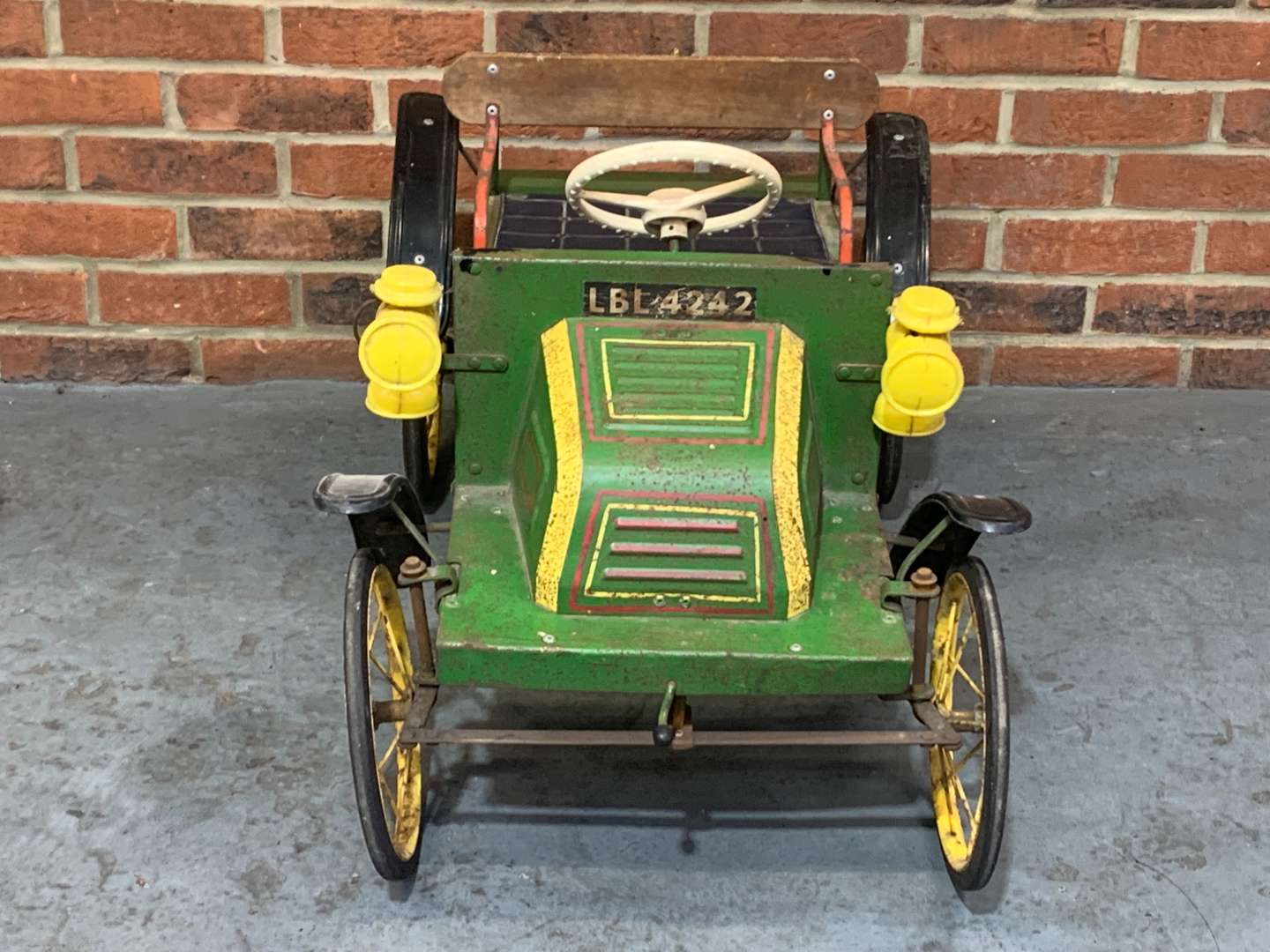 <p>Tri-ang Vintage Styled Pedal Car</p>