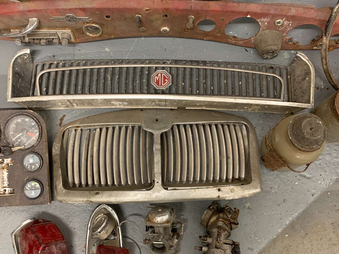 <p>Box of MG Grille, Dash and Assorted Spares</p>