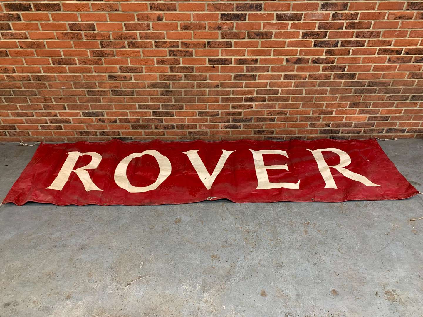 <p>Large Rover Dealership Banner</p>