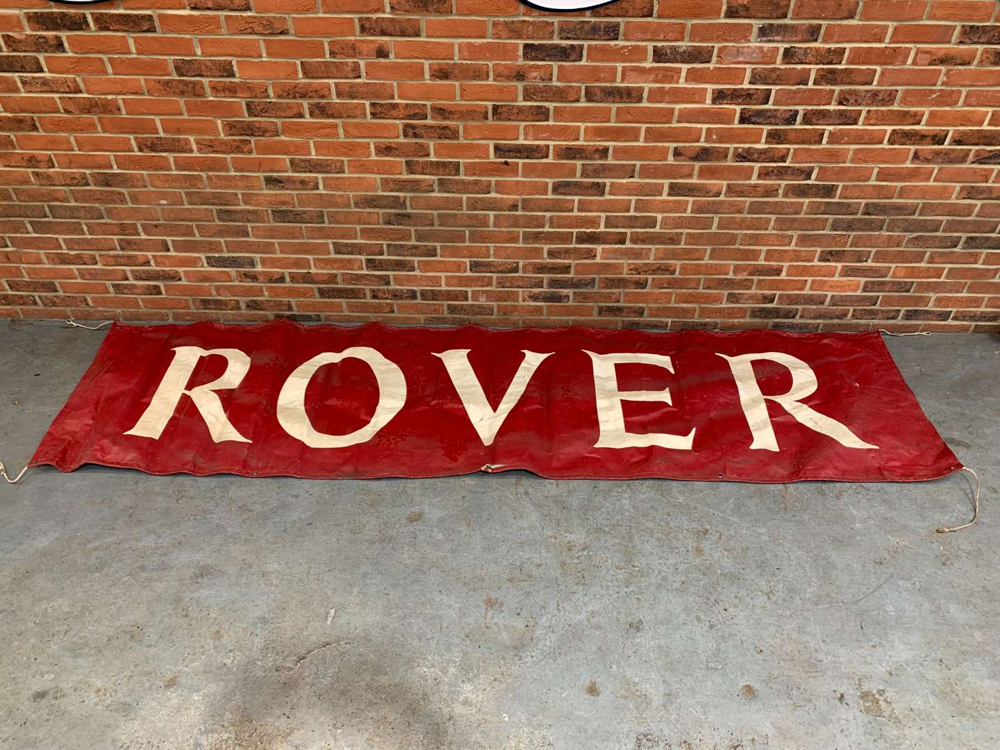<p>Large Rover Dealership Banner</p>