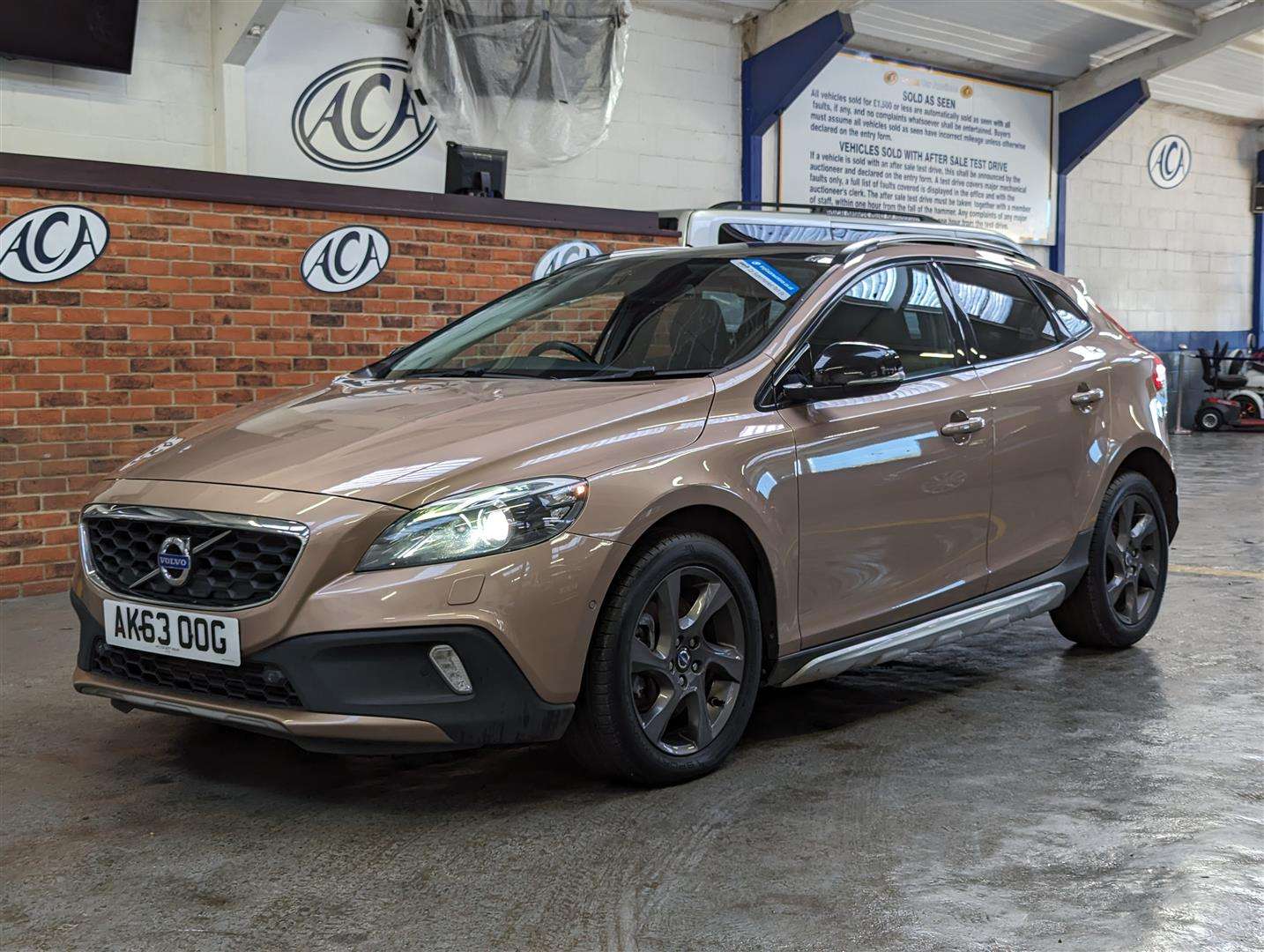 <p>2013 VOLVO V40 CROSS COUNTRY LUX NAV</p>