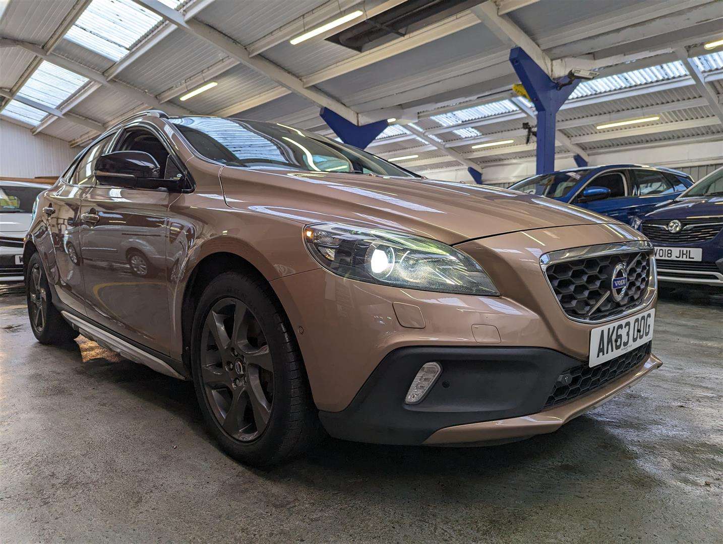 <p>2013 VOLVO V40 CROSS COUNTRY LUX NAV</p>