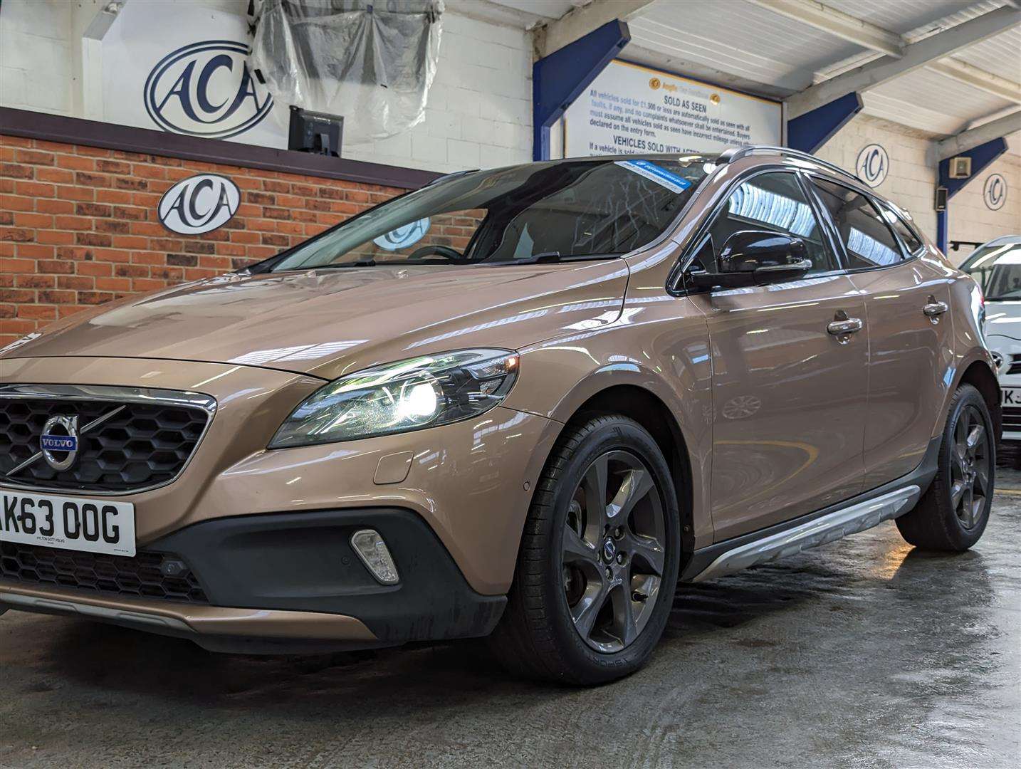 <p>2013 VOLVO V40 CROSS COUNTRY LUX NAV</p>