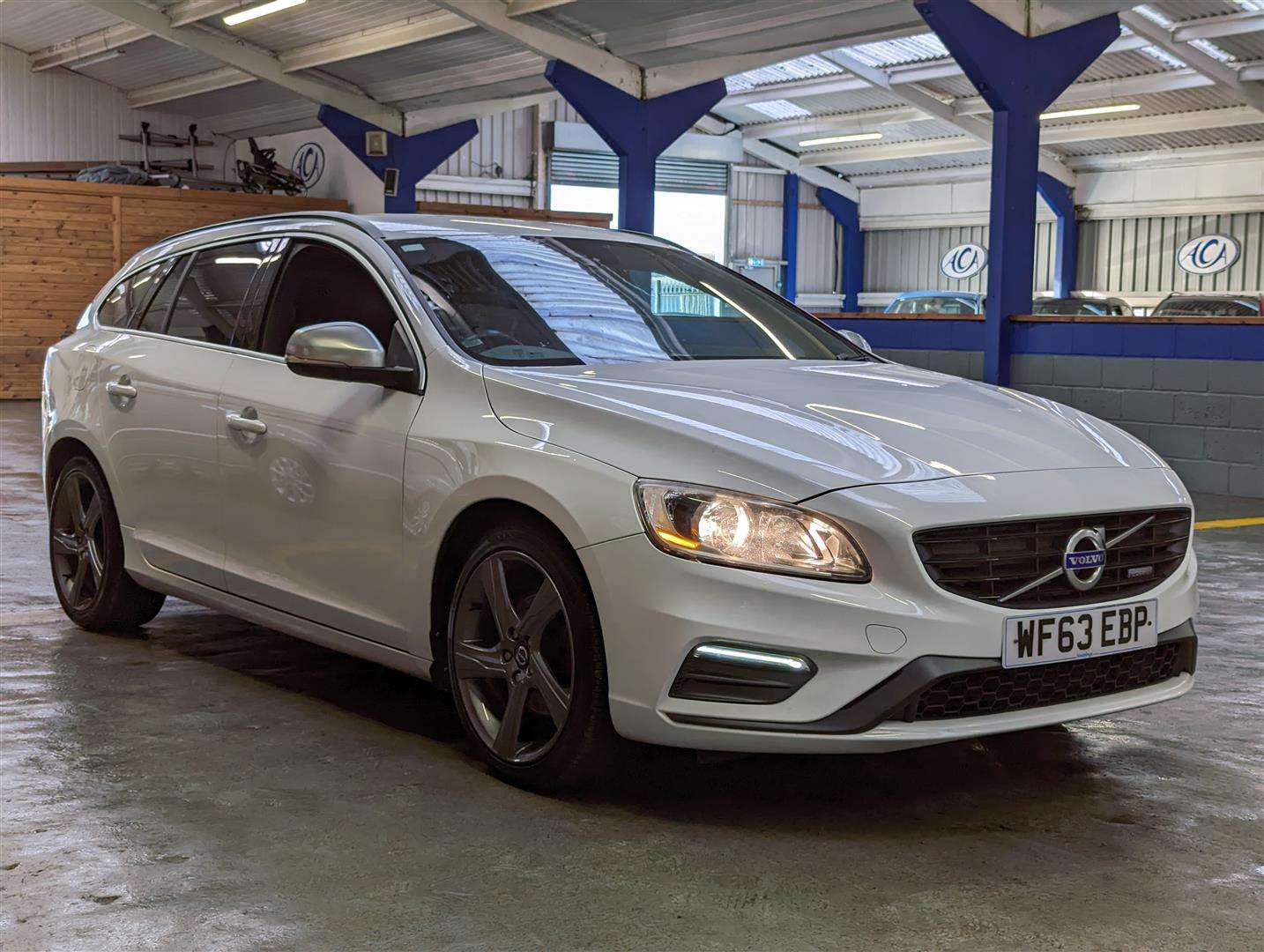 <p>2013 VOLVO V60 R-DESIGN D2</p>