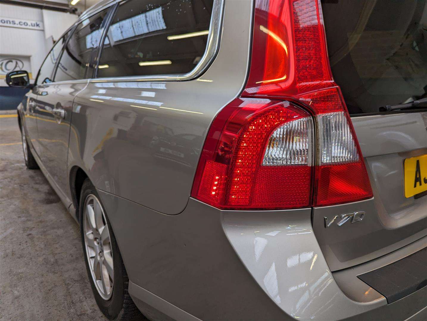 <p>2011 VOLVO V70 SE LUX D DRIVE</p>