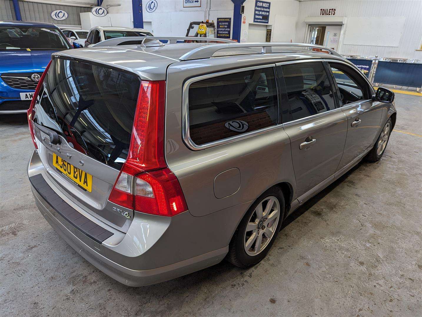 <p>2011 VOLVO V70 SE LUX D DRIVE</p>