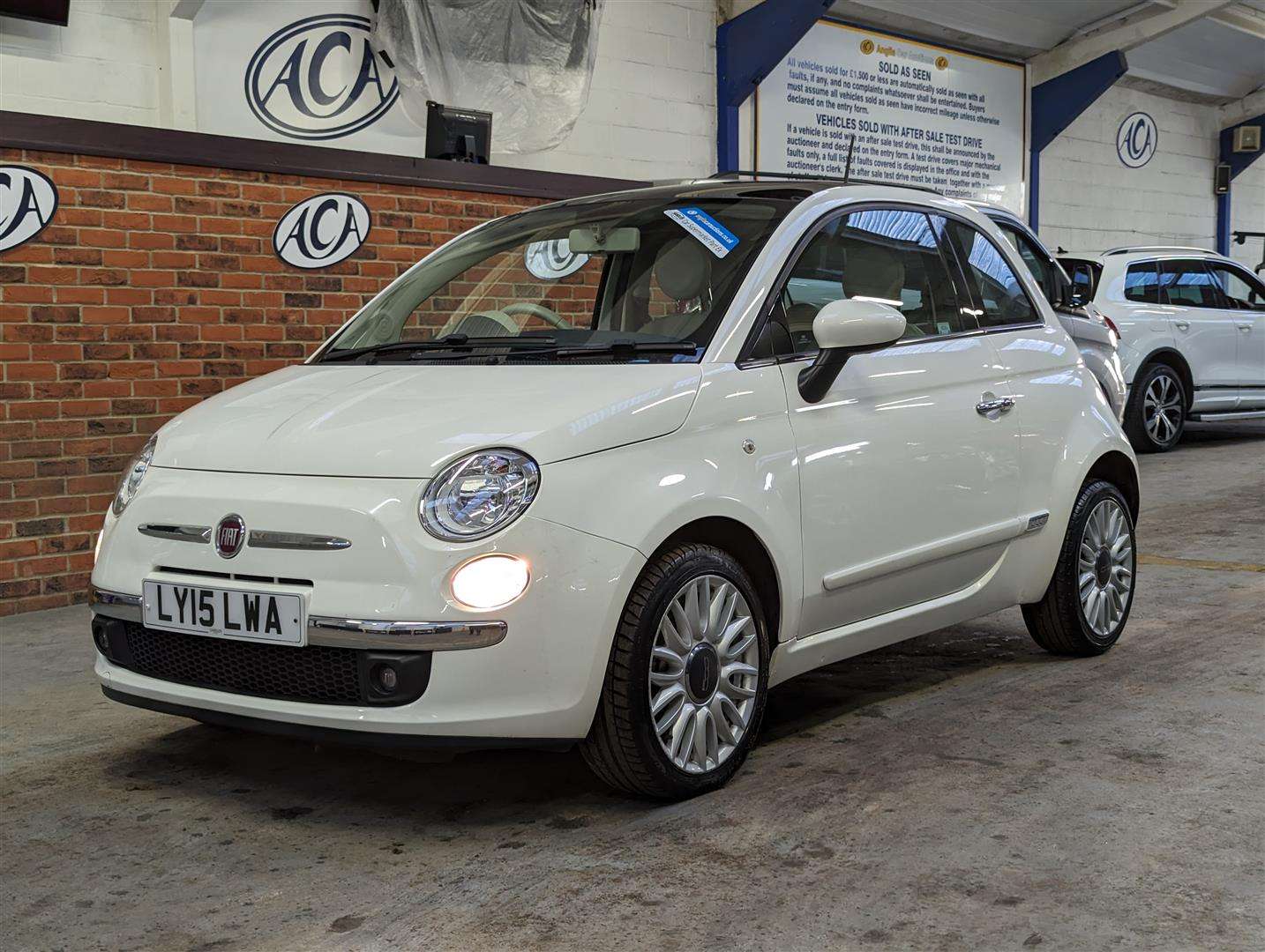 <p>2015 FIAT 500 LOUNGE</p>